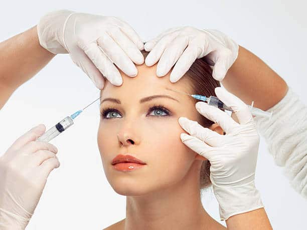 Jeune femme qui reçoit des injections de Botox dans le front