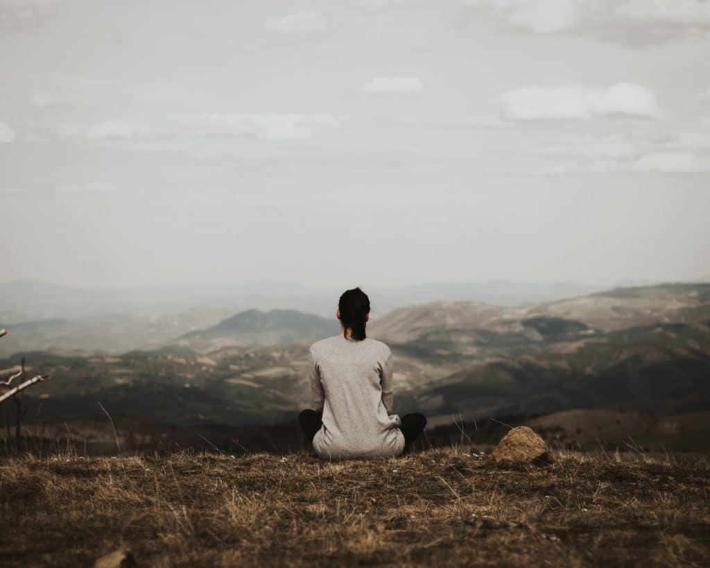 Femme qui médite dans la nature