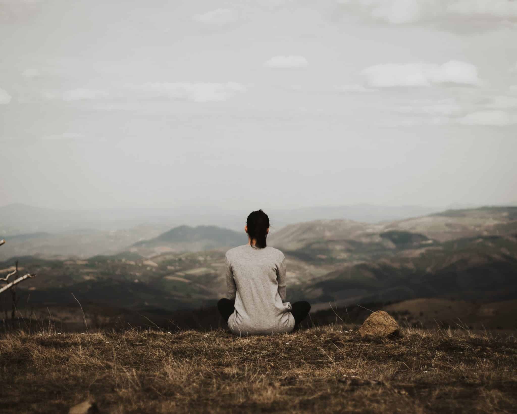 Femme qui médite dans la nature