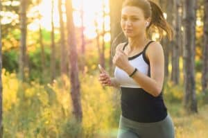 femme qui pratique la course à pieds