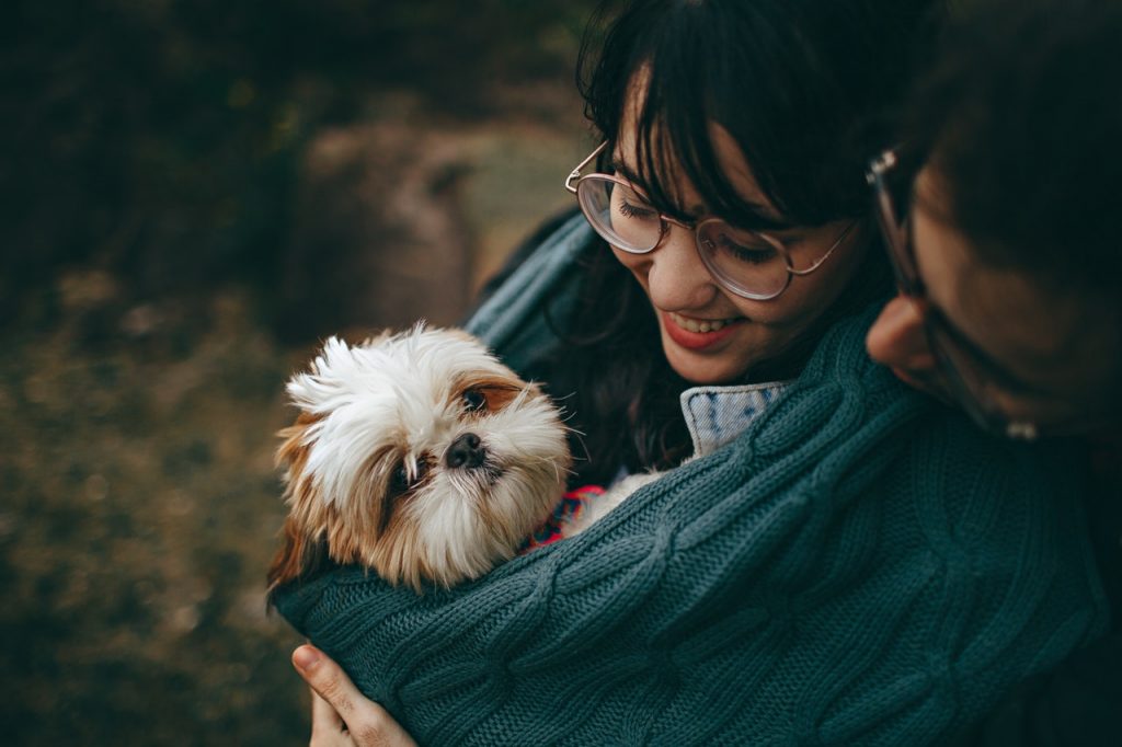 Chien dans les bras de sa maîtresse