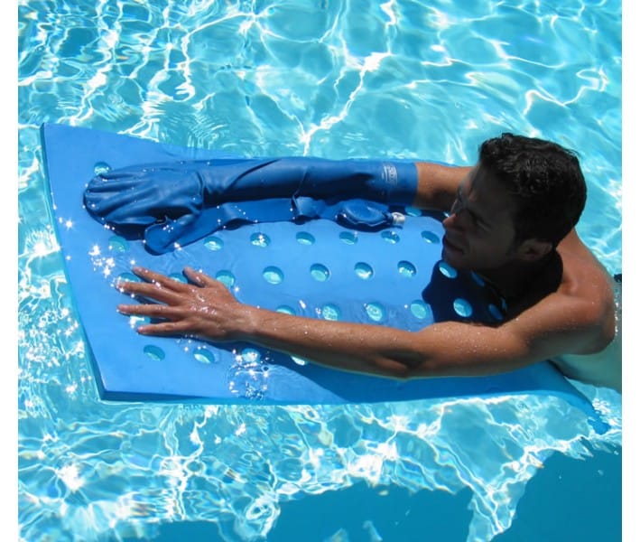 protège plâtre bras adulte dans une piscine